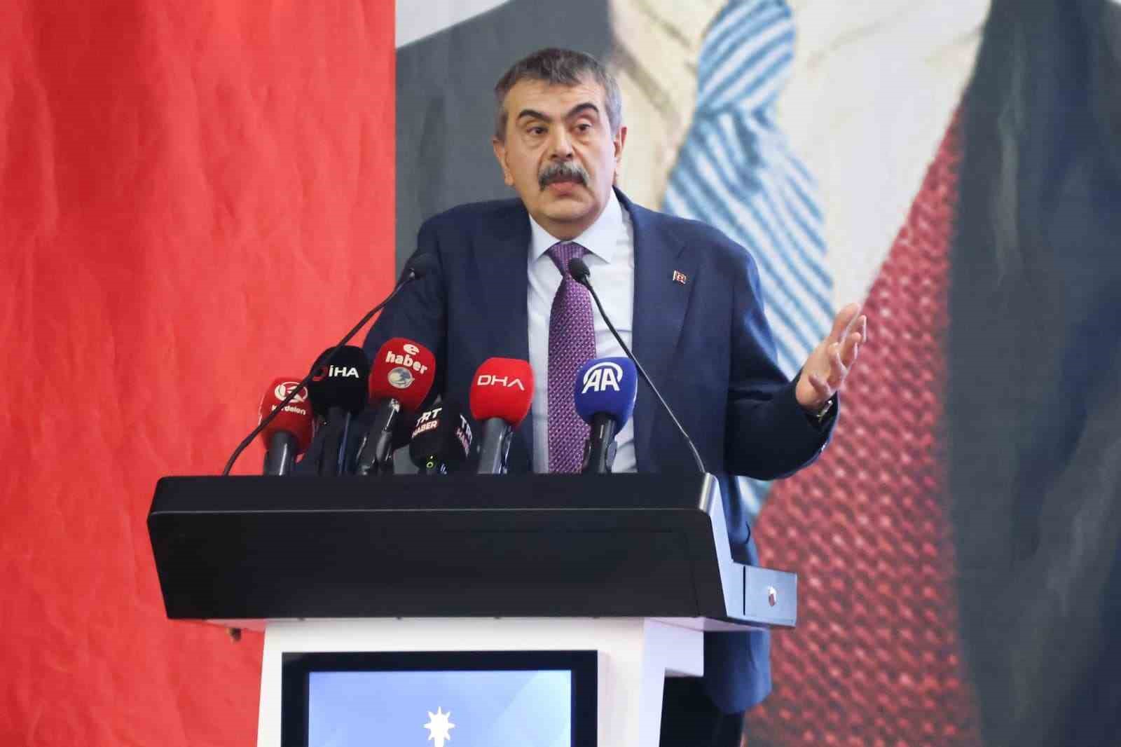 bakan tekin istanbulda asrin hirsizligi var bunu saklamak icin karnelerden ataturkun fotografinin kaldirdigi