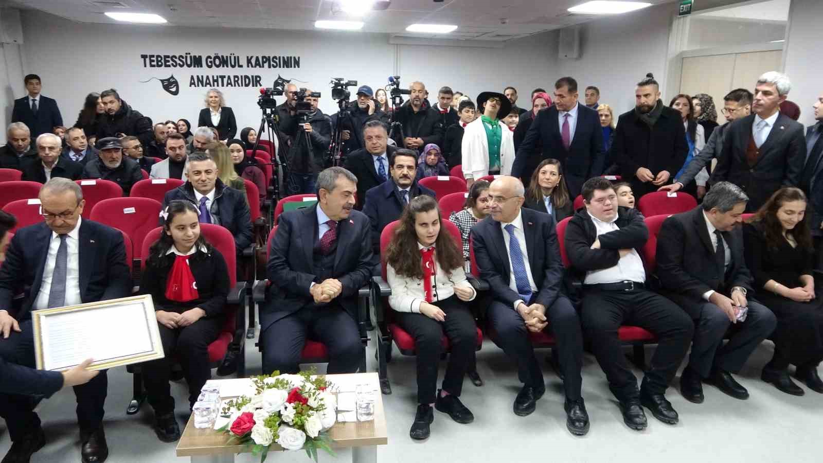 bakan tekin malatyada gorme engelli ogrencilerle bir araya geldi 1