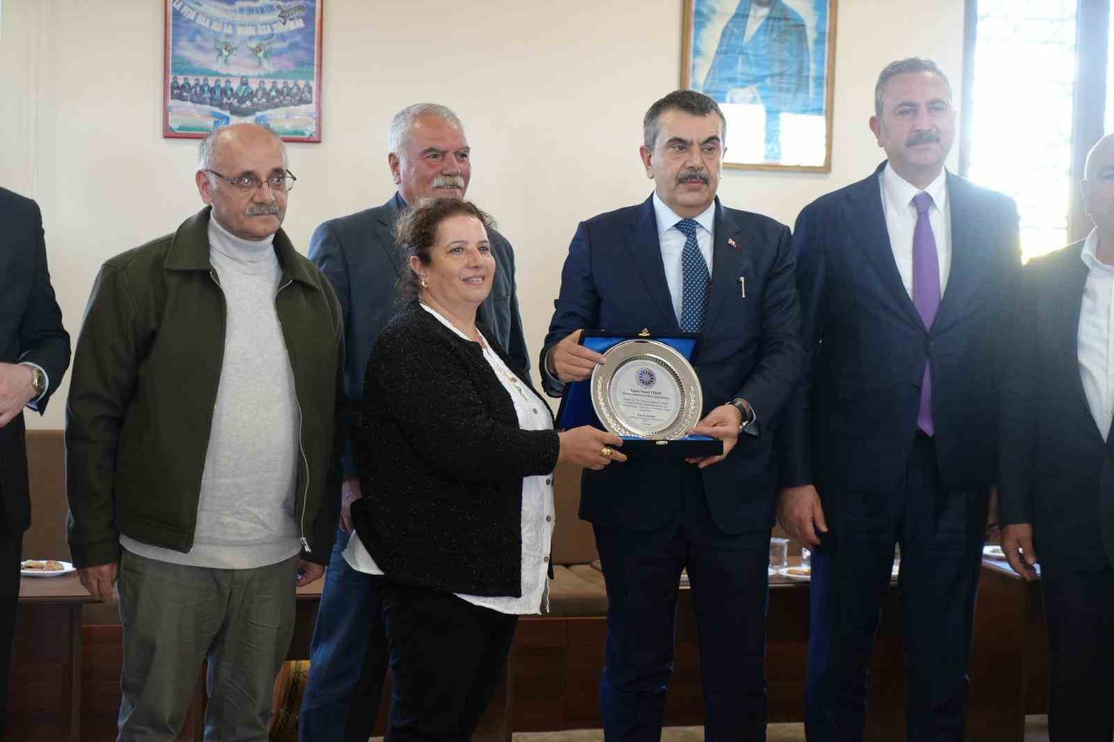 bakan tekin mufredatimizin icerisine cocuklarimizin dini inanclarini ogrenebilecekleri yeni dersler ekledik 1 PzgRIW17