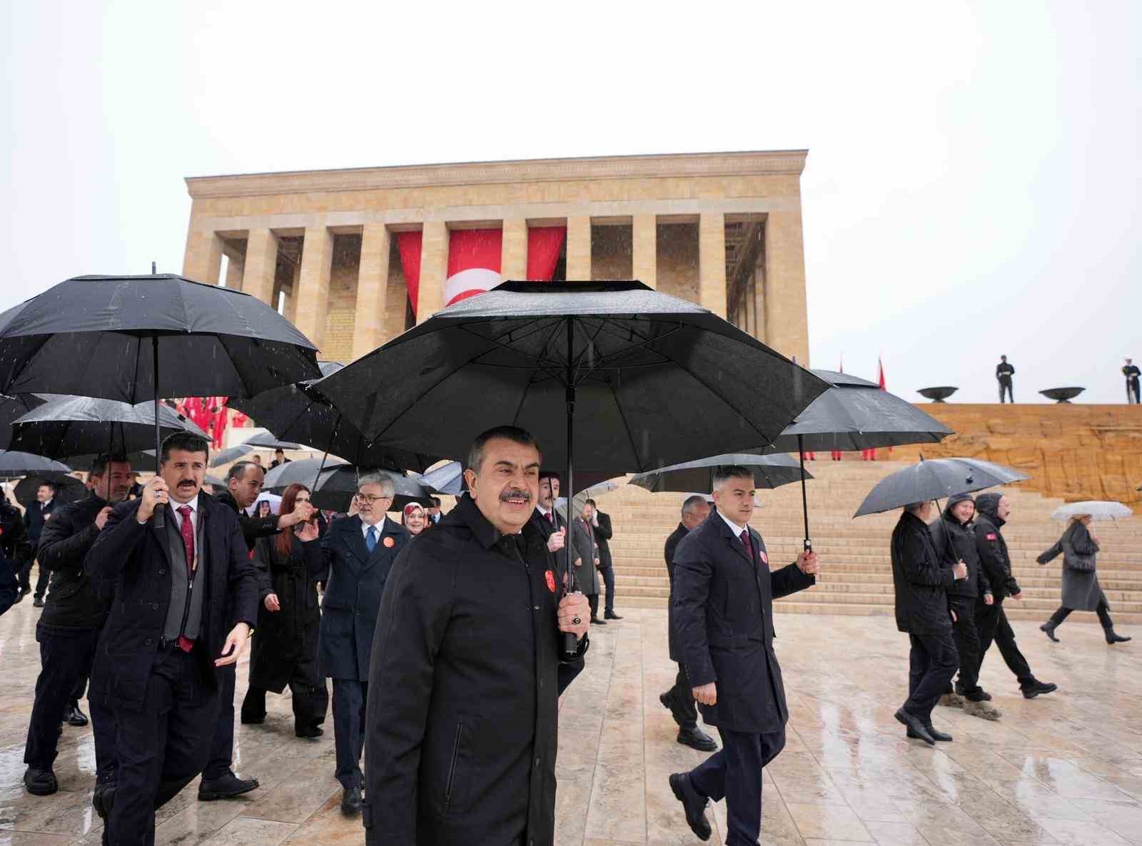 bakan tekin ogrencilerle anitkabiri ziyaret etti 0 cQdAeliN