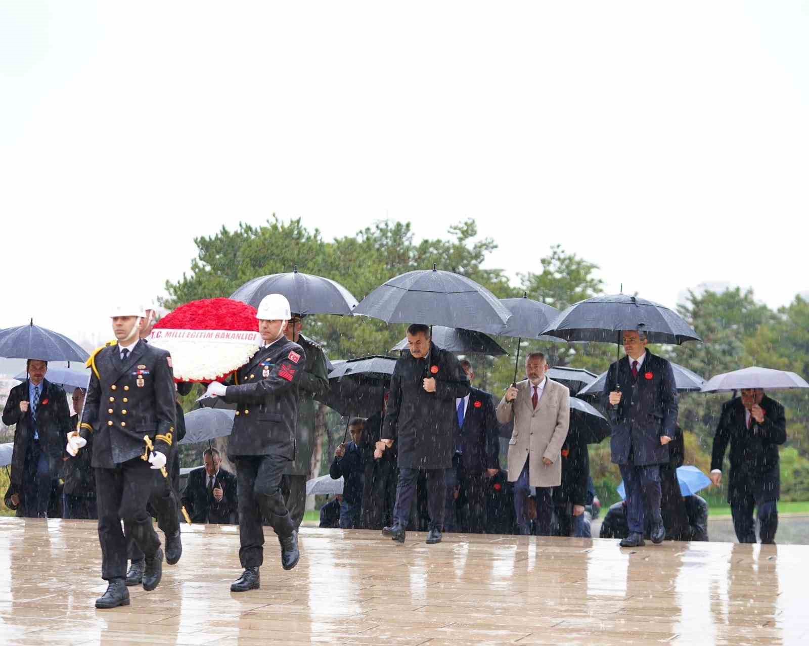 bakan tekin ogrencilerle anitkabiri ziyaret etti 1 4aNUGVlF