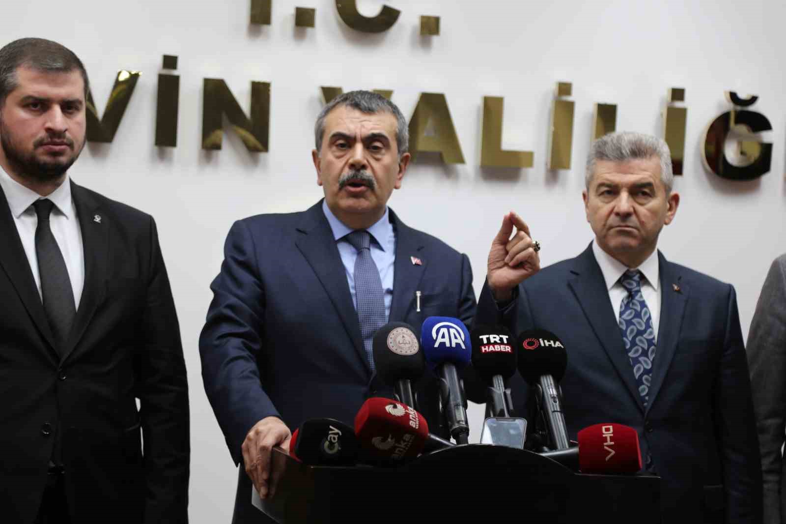 bakan tekin ozgur ozel kadar midesi genis degilim 0