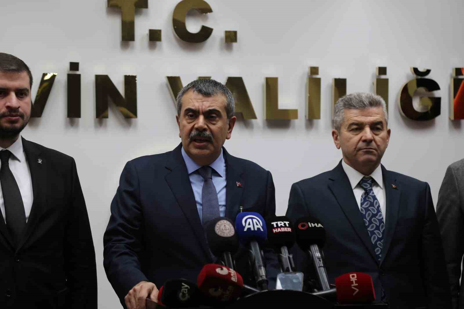 bakan tekin ozgur ozel kadar midesi genis degilim 3