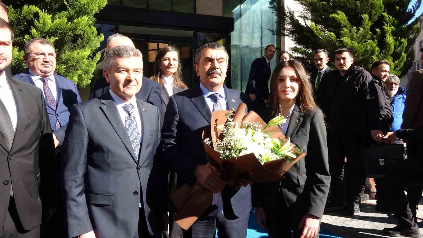 bakan tekin ozgur ozel kadar midesi genis degilim 4