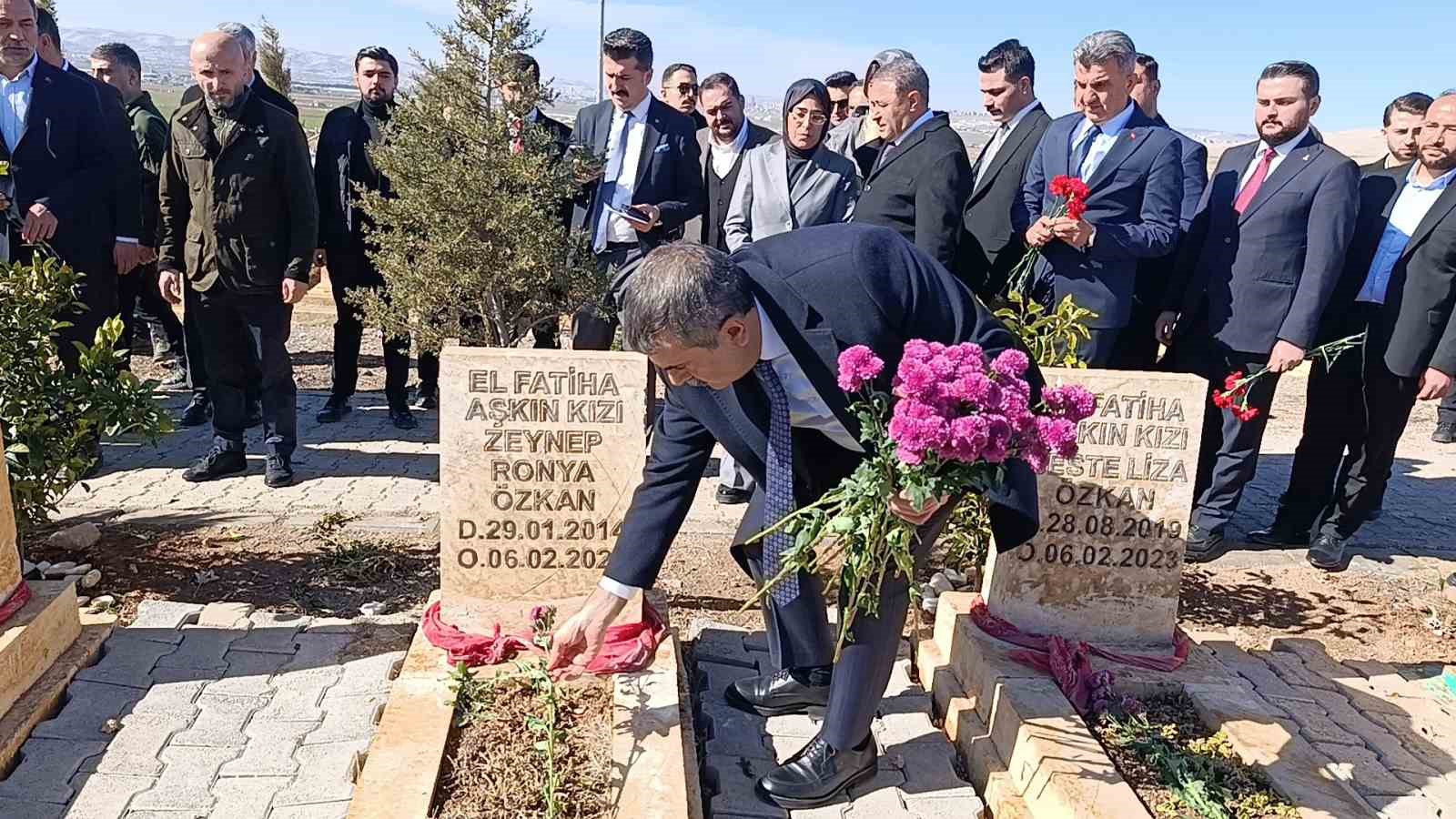 bakan tekin sanliurfada deprem sehitligini ziyaret etti 1 HwPfAD33