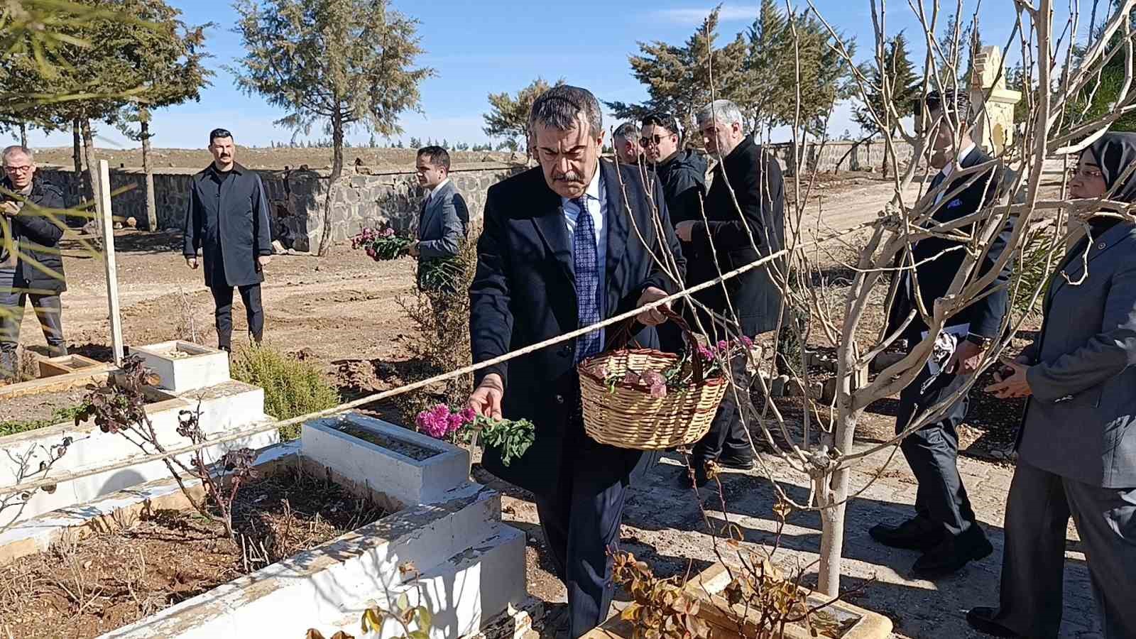 bakan tekin sanliurfada deprem sehitligini ziyaret etti 2