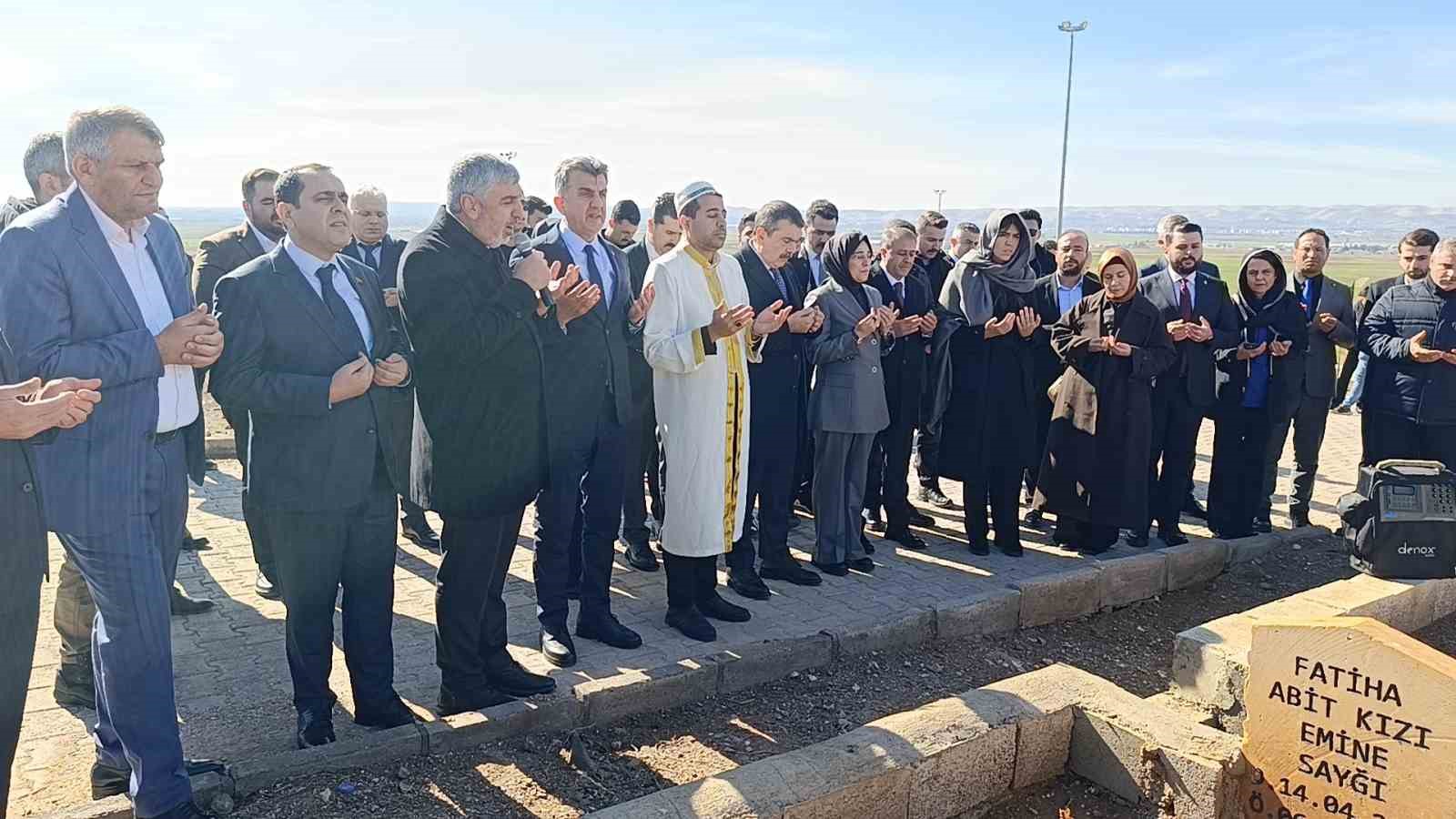 bakan tekin sanliurfada deprem sehitligini ziyaret etti 3 sXSizRHr