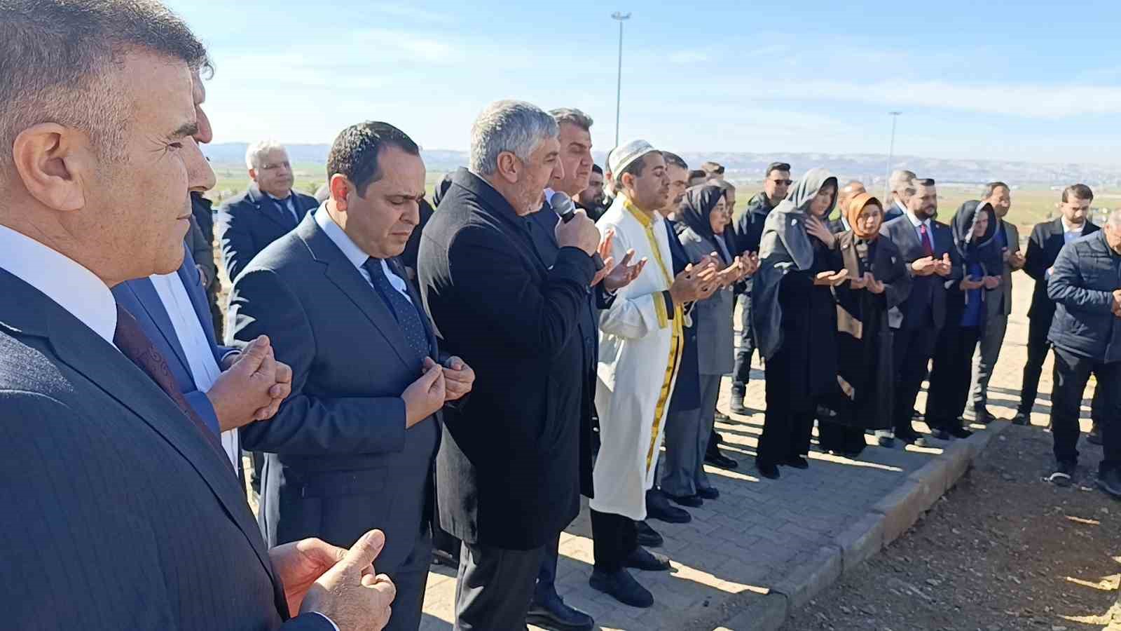 bakan tekin sanliurfada deprem sehitligini ziyaret etti 4 AyASHXLe