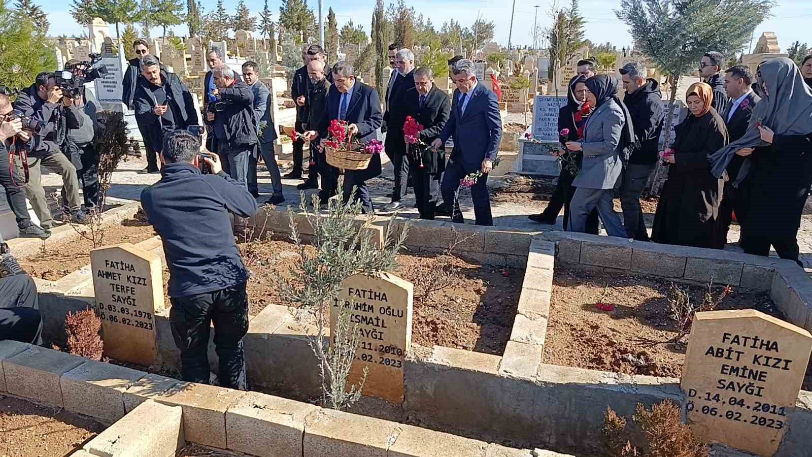 bakan tekin sanliurfada deprem sehitligini ziyaret etti 5 skAMSjUb