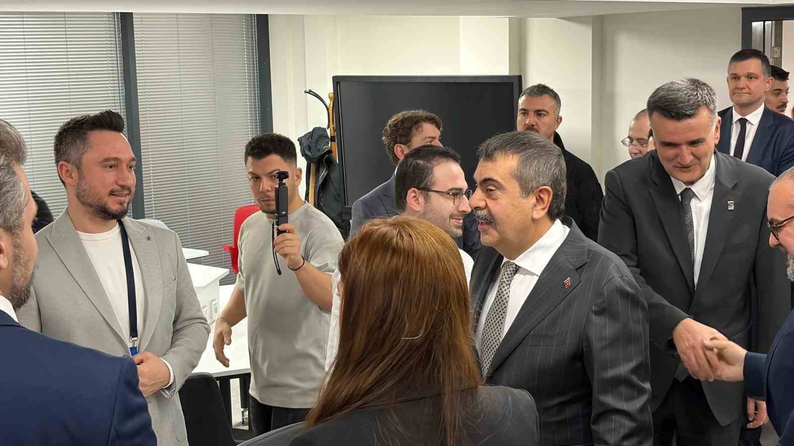 Bakan Tekin: "Teknolojiye dair her adımı geniş yelpazeyle tartmak durumundayız" 5 bakan tekin teknolojiye dair her adimi genis yelpazeyle tartmak durumundayiz 1 bIOte4gw