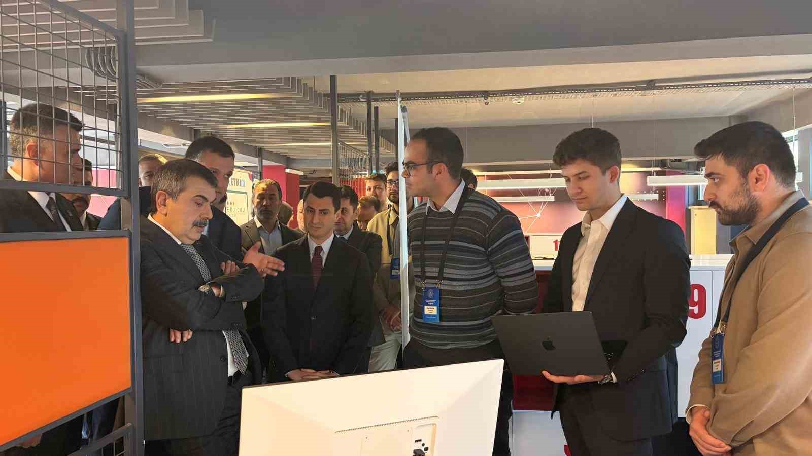 Bakan Tekin: "Teknolojiye dair her adımı geniş yelpazeyle tartmak durumundayız" 6 bakan tekin teknolojiye dair her adimi genis yelpazeyle tartmak durumundayiz 2 cB6QZ4aw