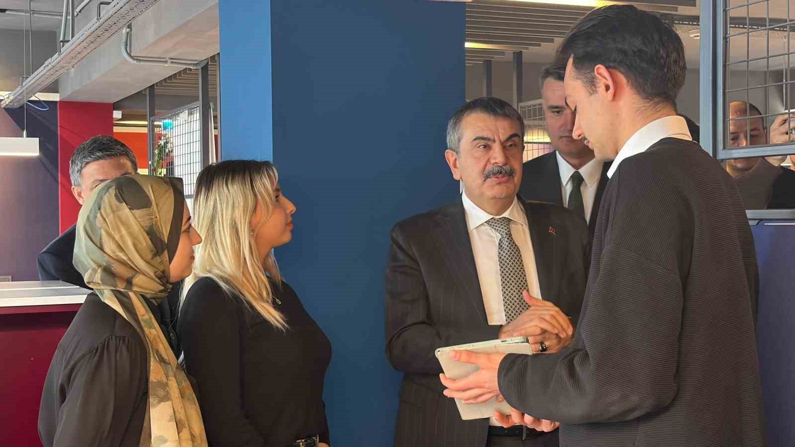 Bakan Tekin: "Teknolojiye dair her adımı geniş yelpazeyle tartmak durumundayız" 8 bakan tekin teknolojiye dair her adimi genis yelpazeyle tartmak durumundayiz 4 t5yM6RPD