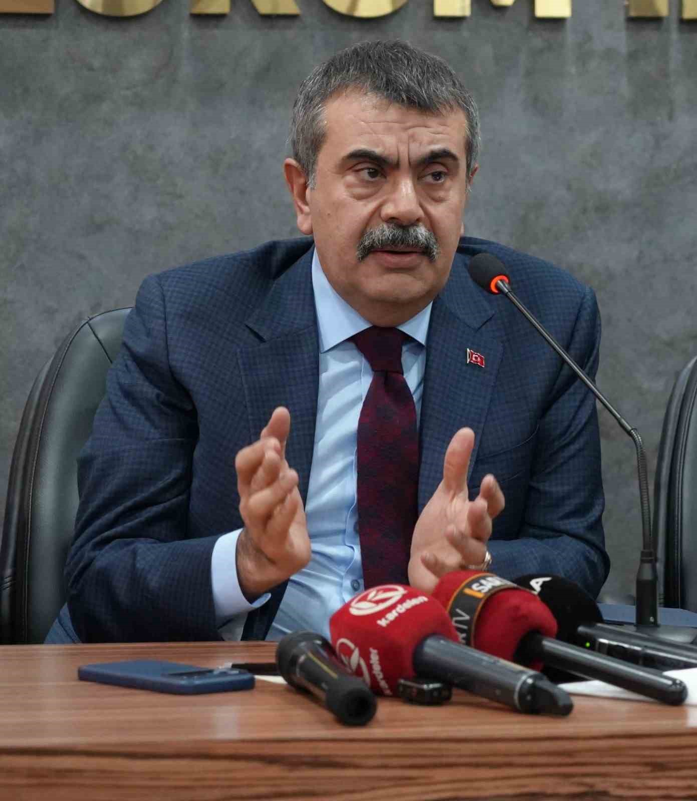 bakan tekin turkiyedeki muhalefetin yaklasimi sadece yalanlar iftiralar uzerine ve insanlarin moral motivasyonunu kirmak YVXrHd19