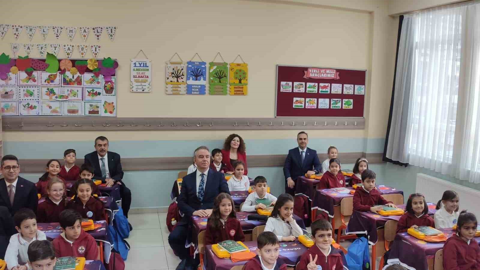 Bakan Tekin: "Ülkesinde yapılanlarla gurur duyan bir nesil yetiştirmek istiyoruz" 6 bakan tekin ulkesinde yapilanlarla gurur duyan bir nesil yetistirmek istiyoruz 2 zAcnNRBf