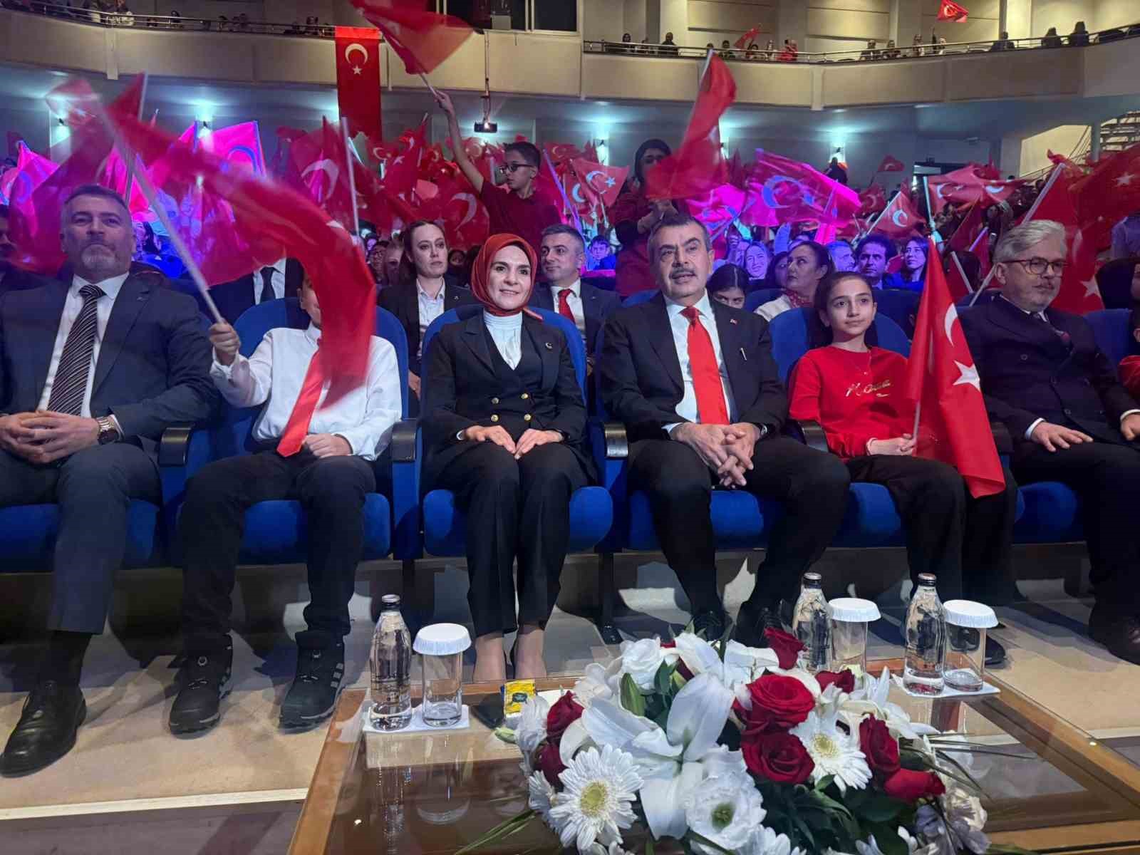 Bakan Tekin ve Bakan Göktaş ‘Köklü Geçmişten Güçlü Cumhuriyete’ programında öğrencilerin müzikli gösterisini izledi 6 bakan tekin ve bakan goktas koklu gecmisten guclu cumhuriyete programinda ogrencilerin muzikli gosterisini izledi 4SAYpJEL