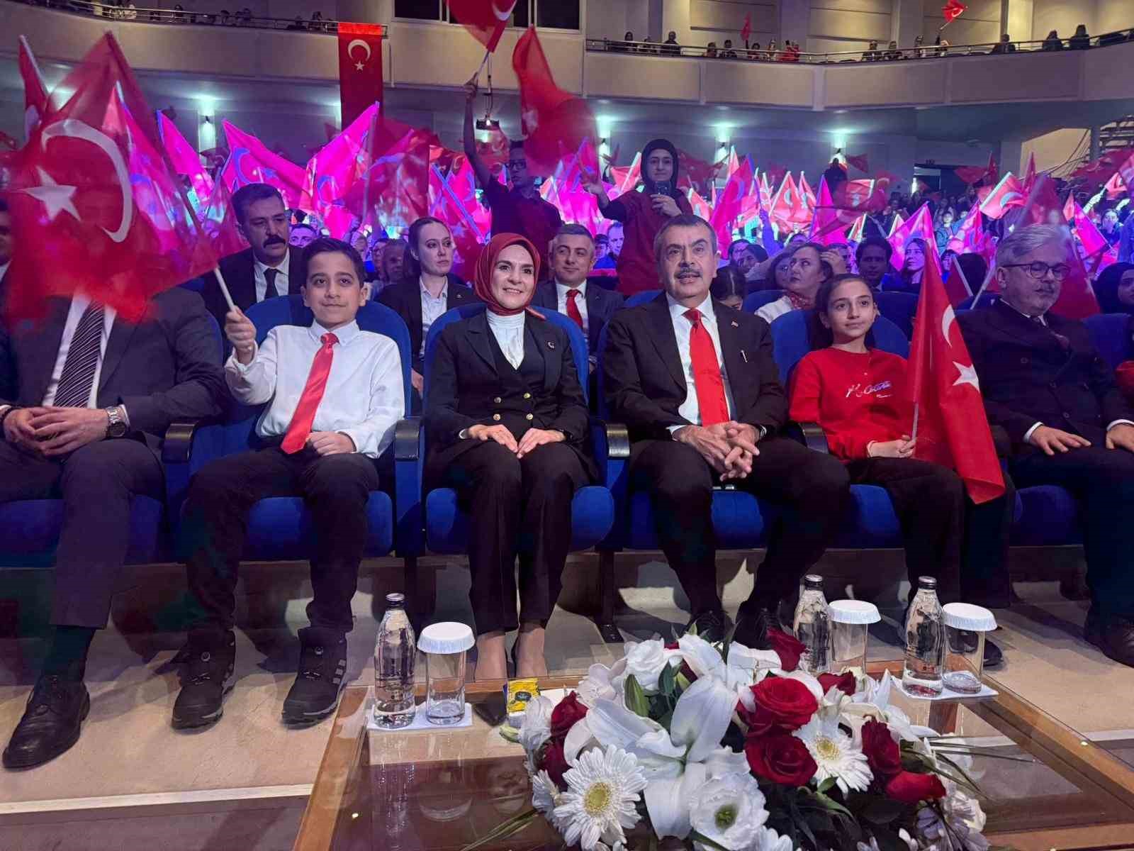 Bakan Tekin ve Bakan Göktaş ‘Köklü Geçmişten Güçlü Cumhuriyete’ programında öğrencilerin müzikli gösterisini izledi 4 bakan tekin ve bakan goktas koklu gecmisten guclu cumhuriyete programinda ogrencilerin muzikli gosterisini izledi Lt9A87hU