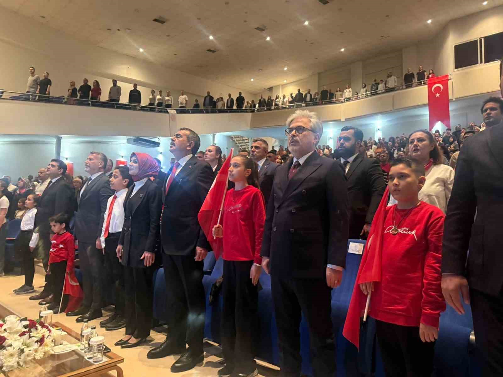 Bakan Tekin ve Bakan Göktaş ‘Köklü Geçmişten Güçlü Cumhuriyete’ programında öğrencilerin müzikli gösterisini izledi 5 bakan tekin ve bakan goktas koklu gecmisten guclu cumhuriyete programinda ogrencilerin muzikli gosterisini izledi dI17zVb5
