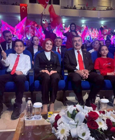 bakan-tekin-ve-bakan-goktas-koklu-gecmisten-guclu-cumhuriyete-programinda-ogrencilerin-muzikli-gosterisini-izledi-usvQtx85.jpg