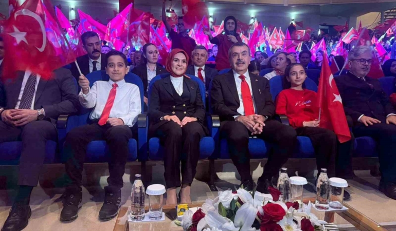 bakan-tekin-ve-bakan-goktas-koklu-gecmisten-guclu-cumhuriyete-programinda-ogrencilerin-muzikli-gosterisini-izledi-usvQtx85.jpg