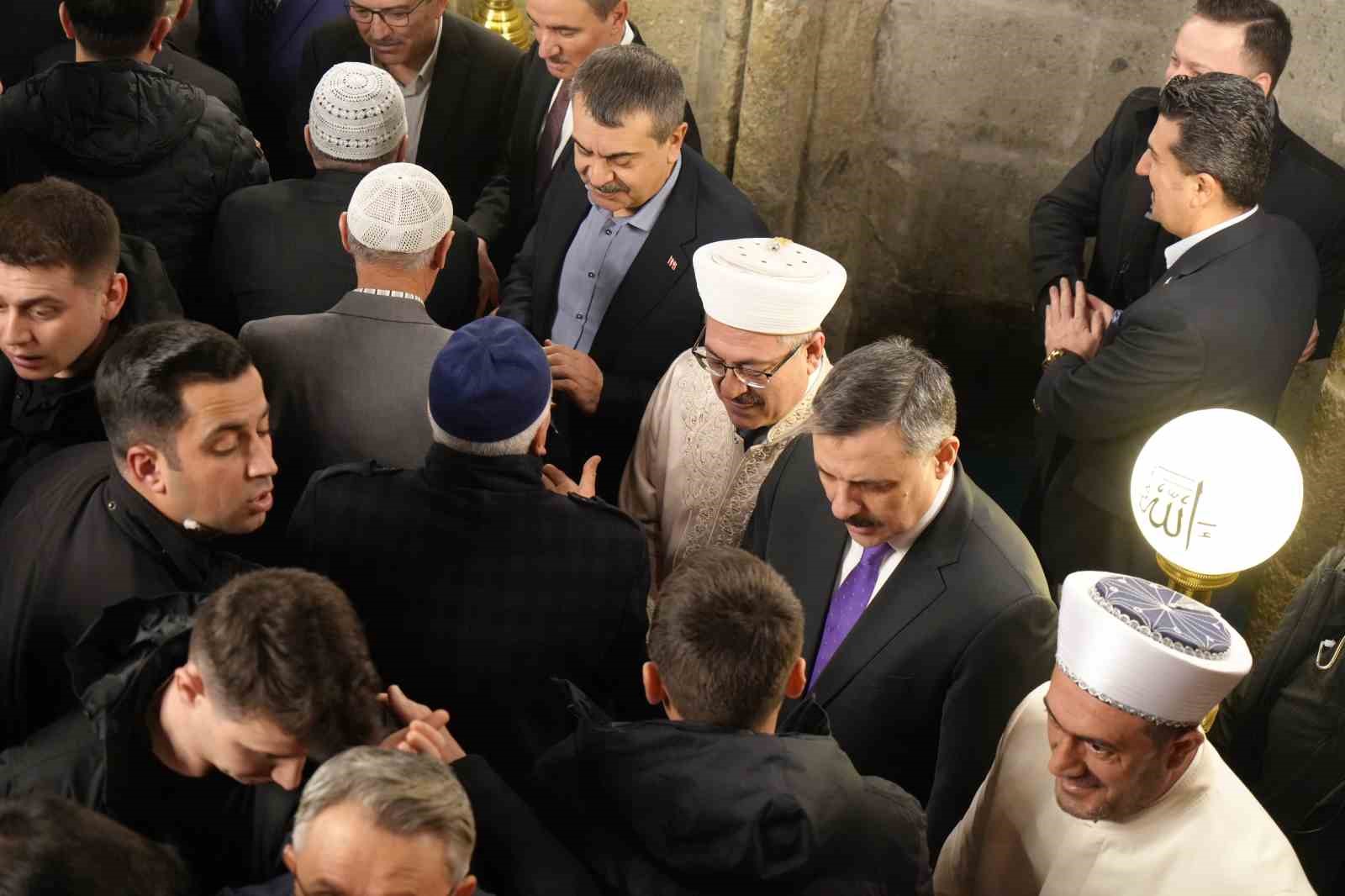 bakan tekin ve ciftci bayram namazini erzurumda kildi 0 UMOm8R8d