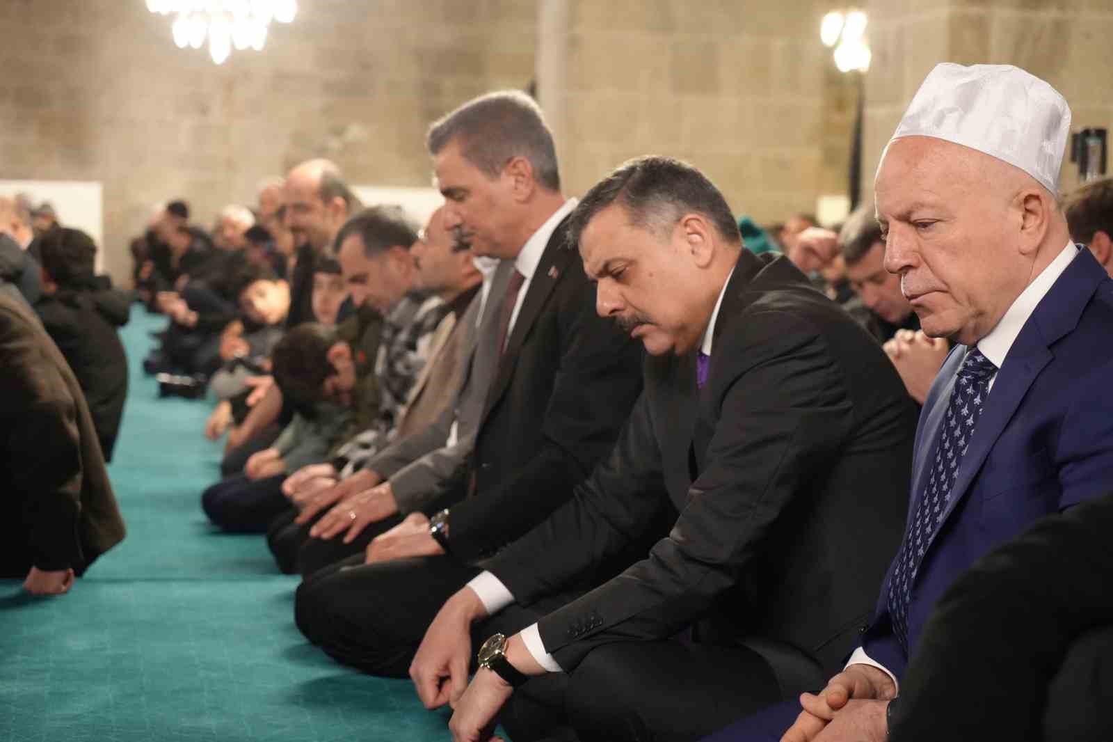bakan tekin ve ciftci bayram namazini erzurumda kildi 1