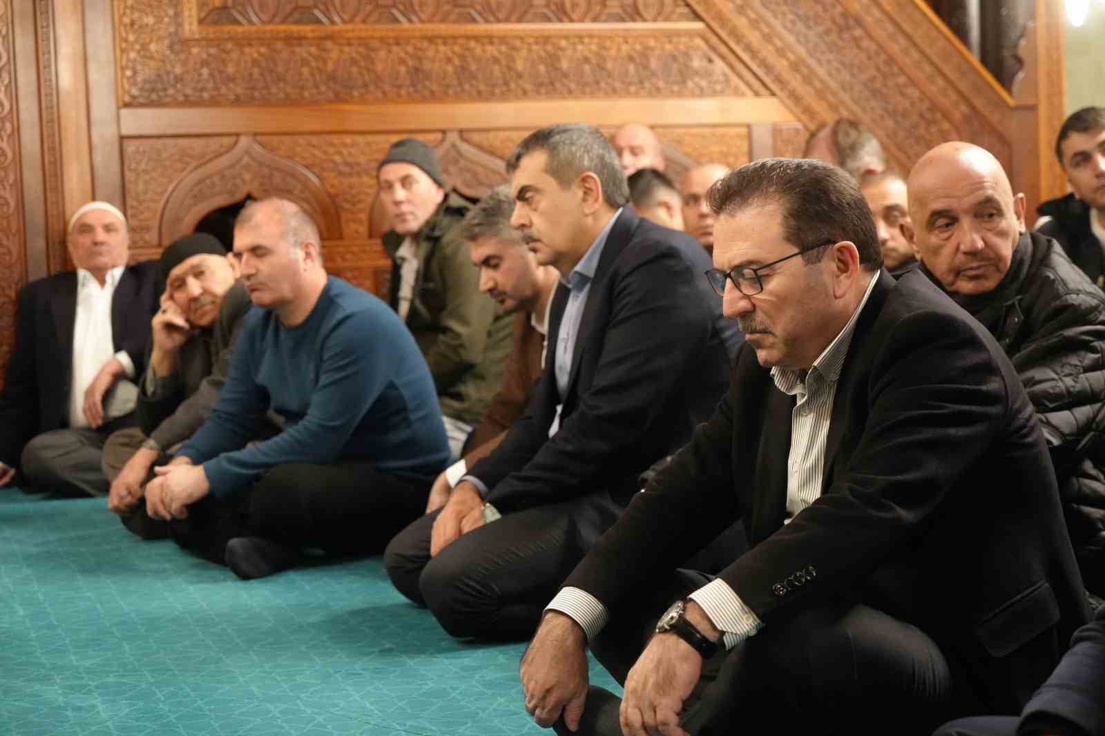 bakan tekin ve ciftci bayram namazini erzurumda kildi 2 yYKckIWF