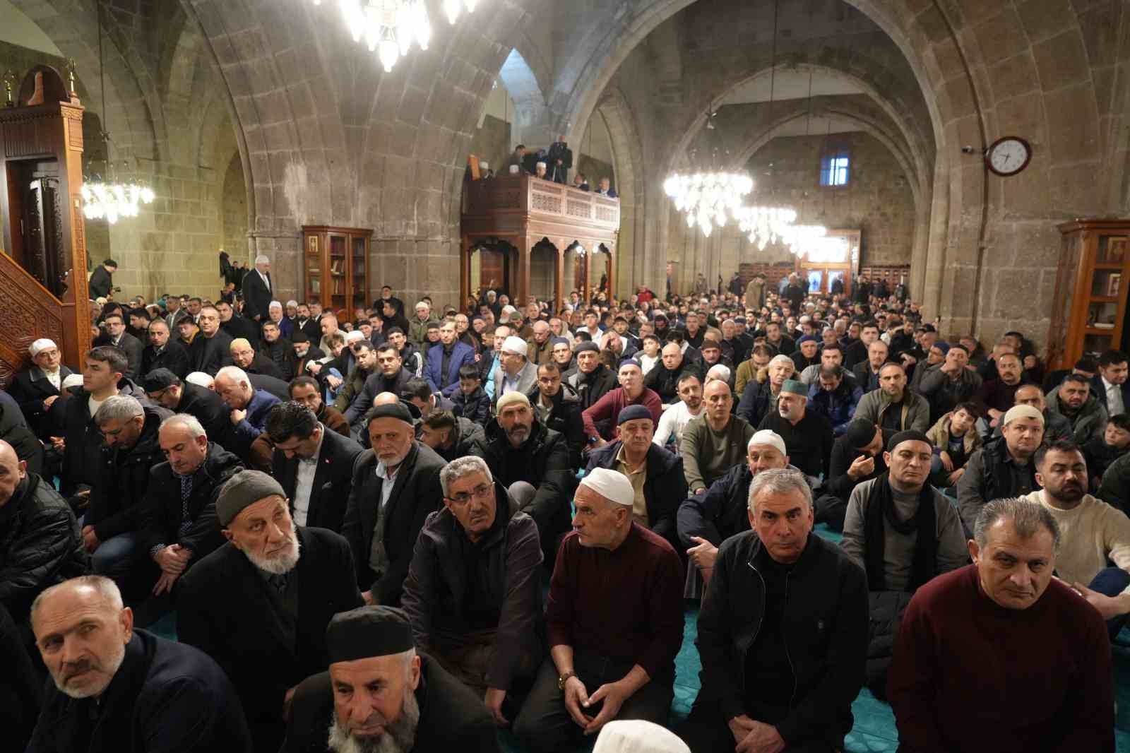 bakan tekin ve ciftci bayram namazini erzurumda kildi 3 tg3VRy76