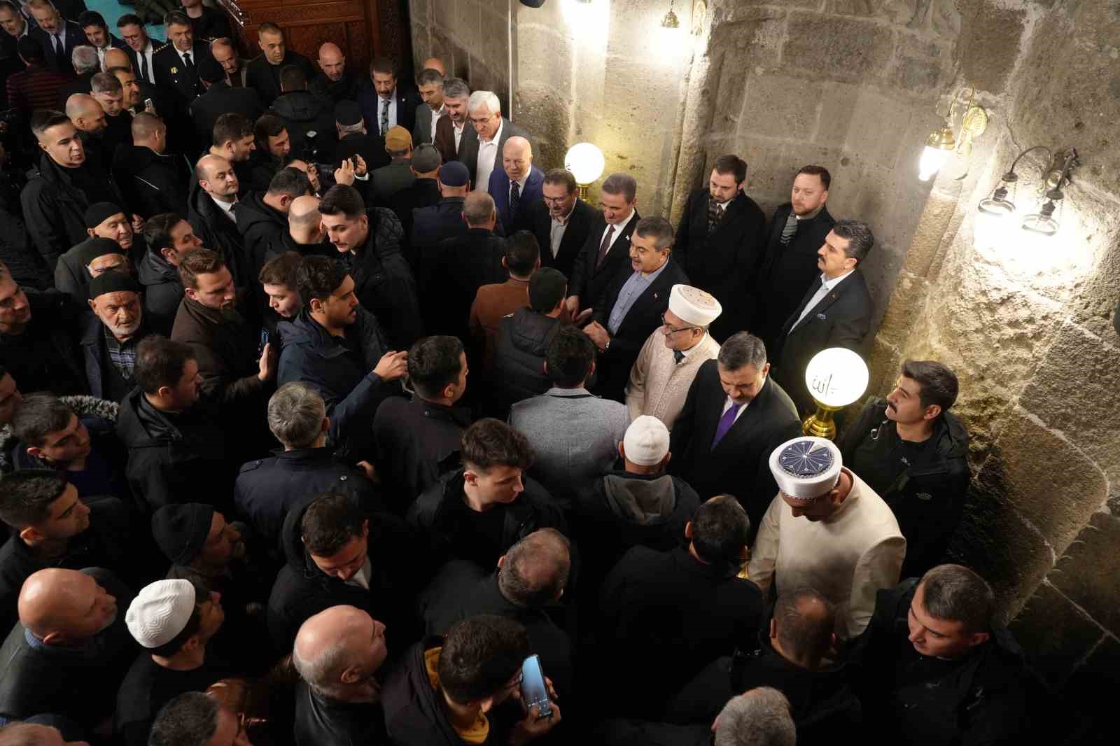 bakan tekin ve ciftci bayram namazini erzurumda kildi 5 YYEuv73L
