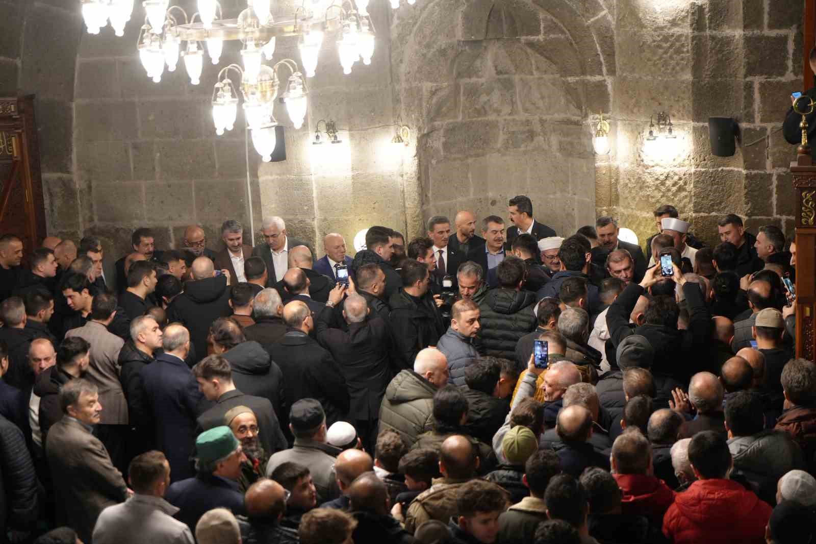 bakan tekin ve ciftci bayram namazini erzurumda kildi 6 jk1BIEg1