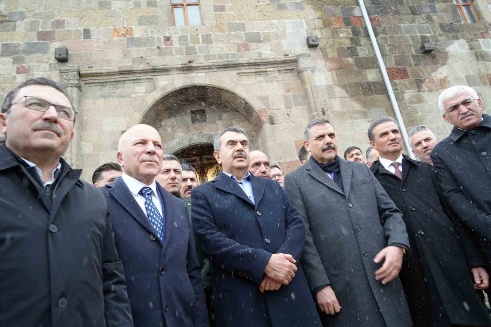 bakan tekin ve ciftci bayram namazini erzurumda kildi 7 qXb4KUA1