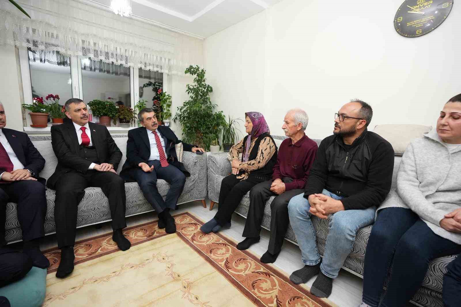 Bakan Tekin ve Çiftçi’den Fatma Nur öğretmenin ailesine taziye ziyareti 4 bakan tekin ve ciftciden fatma nur ogretmenin ailesine taziye ziyareti 0