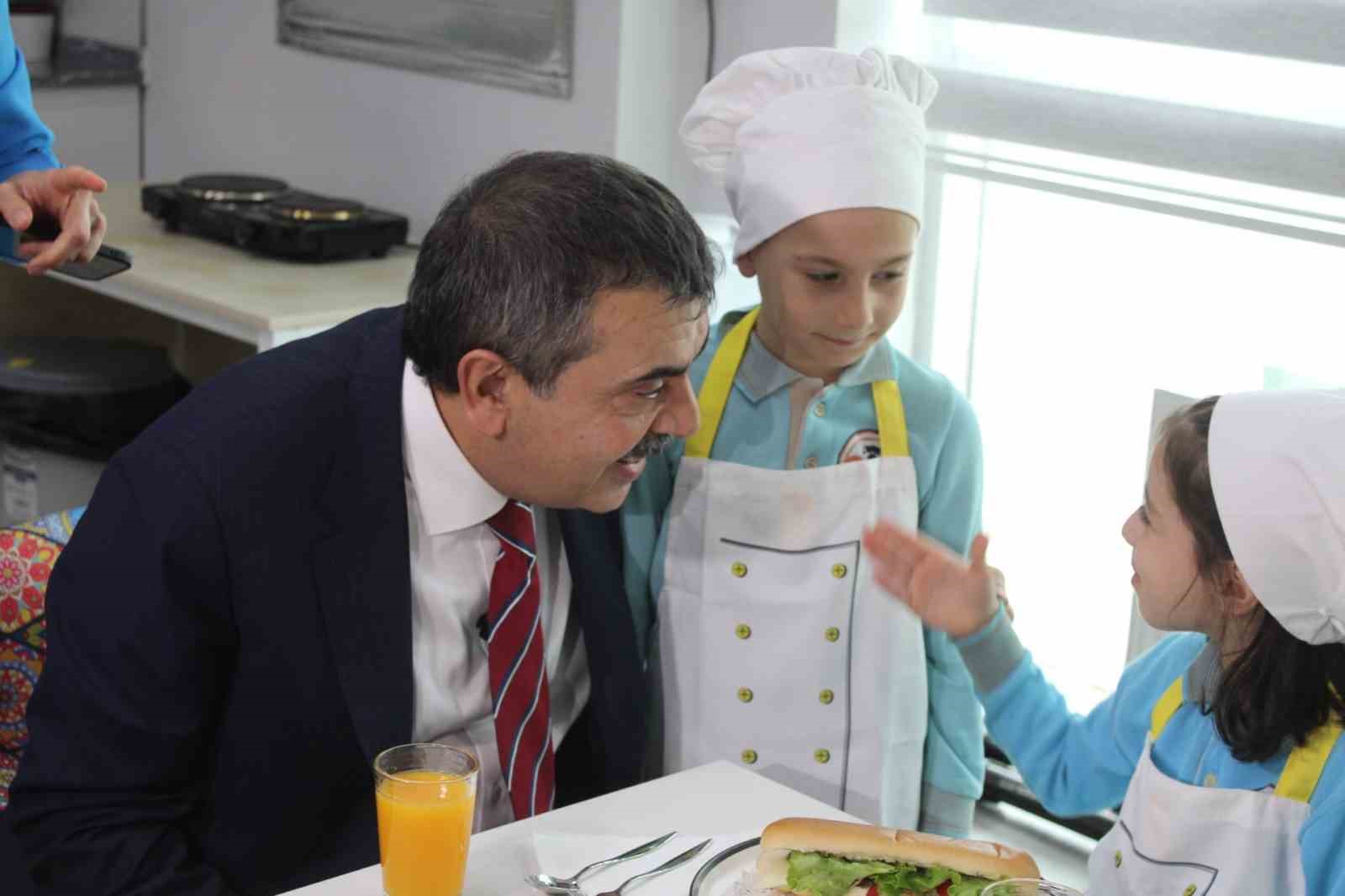 bakan tekinden aydinli miniklere hali saha sozu 0