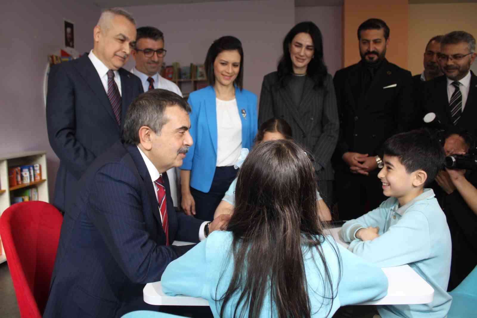 bakan tekinden aydinli miniklere hali saha sozu 1 5qs1MHgH