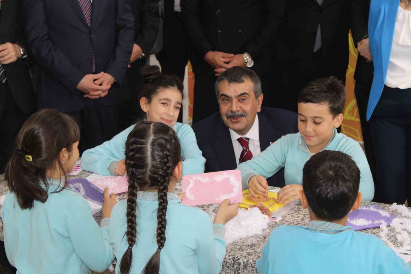 bakan tekinden aydinli miniklere hali saha sozu 4 QRwfYhHd