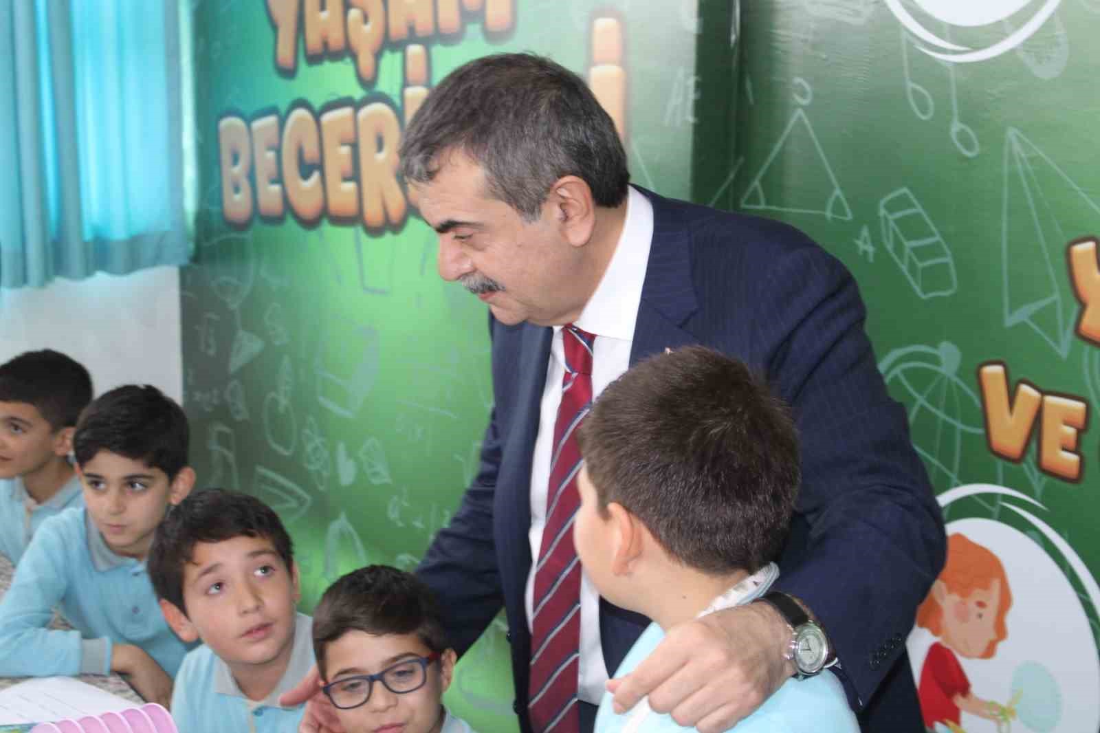 bakan tekinden aydinli miniklere hali saha sozu 6 VDYjvvl5