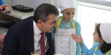bakan-tekinden-aydinli-miniklere-hali-saha-sozu-BJfkyHkZ.jpg