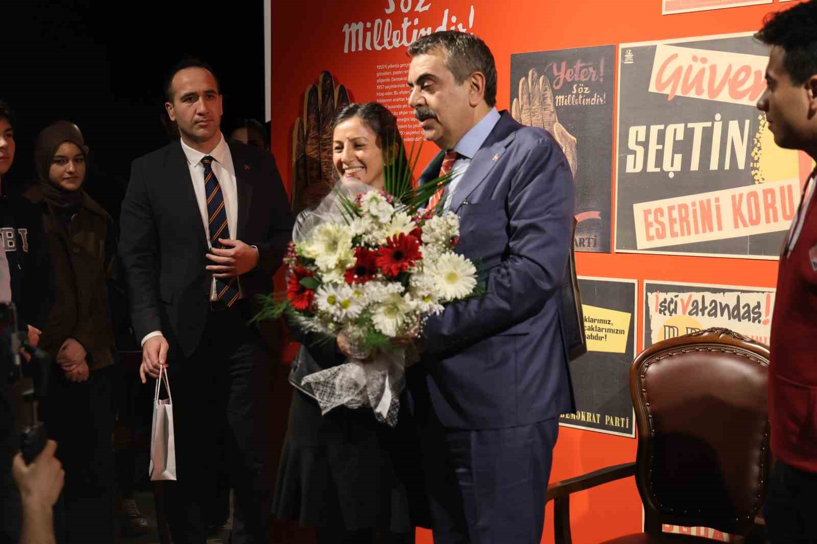 bakan tekinden fadime ogretmene dogum gunu surprizi 1 VIq5TKtC