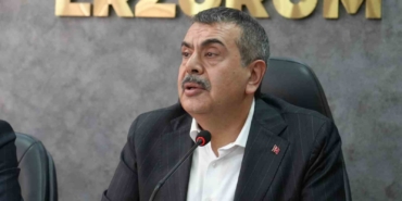 bakan-tekinden-ozgur-ozele-3-5-tane-partiliyi-yol-arkadasini-ikna-edemeyen-bir-genel-baskan-qn7GnZOm.jpg