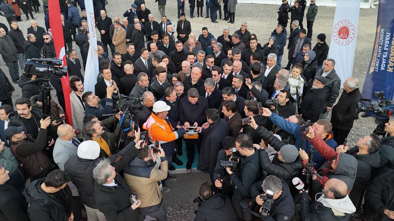 Bakan Tunç: "Adaleti sadece köhne binalardan kurtarmadık, darbecilerin ve vesayetçilerin kontrolünden kurtardık" 7 bakan tunc adaleti sadece kohne binalardan kurtarmadik darbecilerin ve vesayetcilerin kontrolunden kurtardik 3 4ffmgykR
