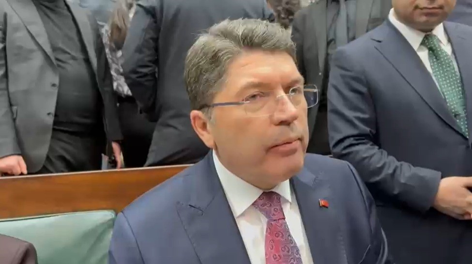 bakan tunc bayrak indirme olayiyla ilgili 14 kisi gozaltina alindi gozalti surecleri devam ediyor CRVtkhkP