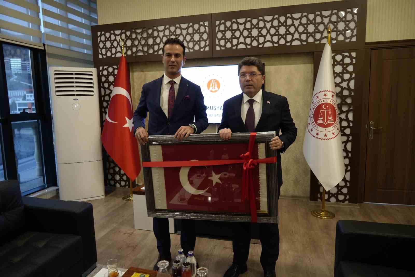 Bakan Tunç: "Ülkeyi yönetsin dedikleri Kılıçdaroğlu’na demediklerini bırakmıyorlar" 7 bakan tunc ulkeyi yonetsin dedikleri kilicdarogluna demediklerini birakmiyorlar 3 IgdmlApJ