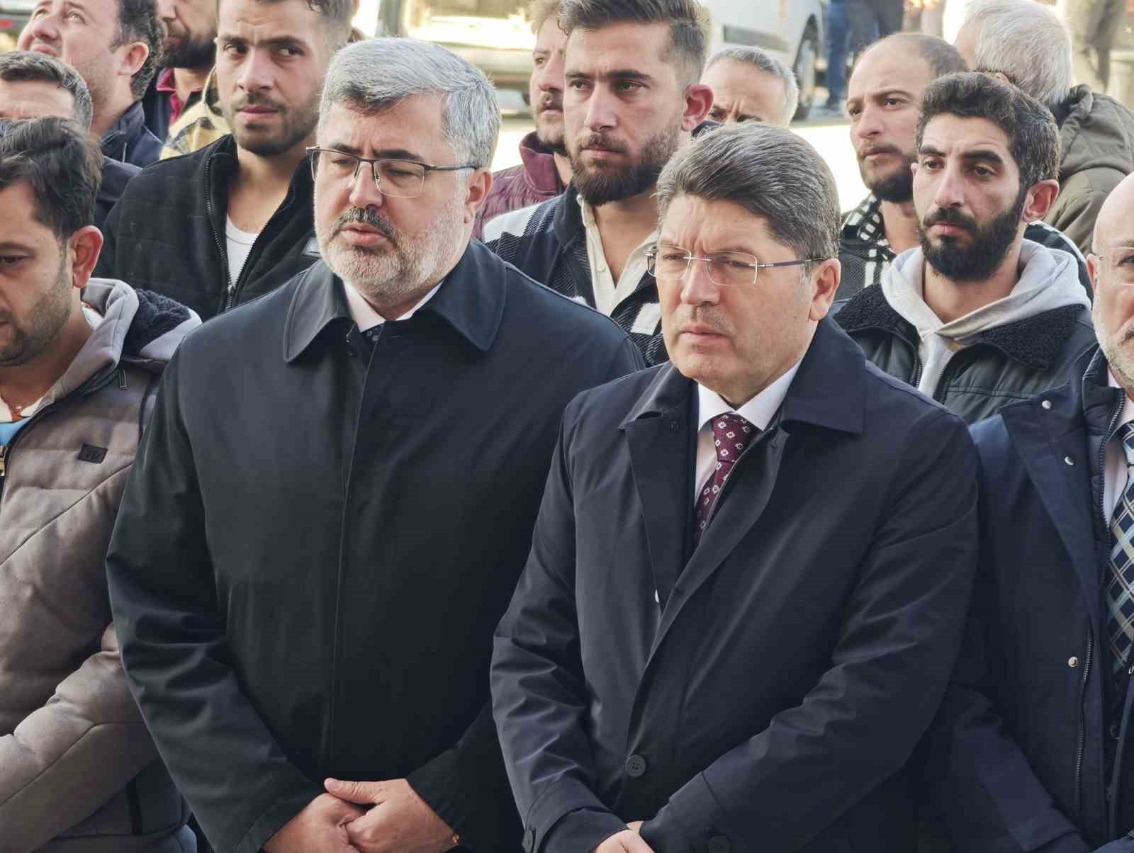 bakan tunc vefat eden vatandaslarin cenaze torenlerine katildi 0 zgl7KBGp