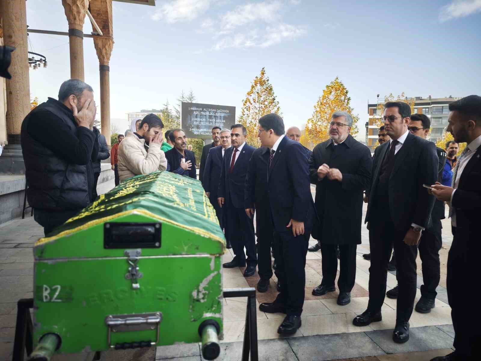 bakan tunc vefat eden vatandaslarin cenaze torenlerine katildi 2 J8HHXEYf