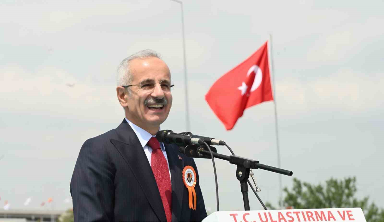 bakan uraloglu 1 yilda otoyol ve koprulerden 11 milyar arac gectigini acikladi 0 6aReyzjM