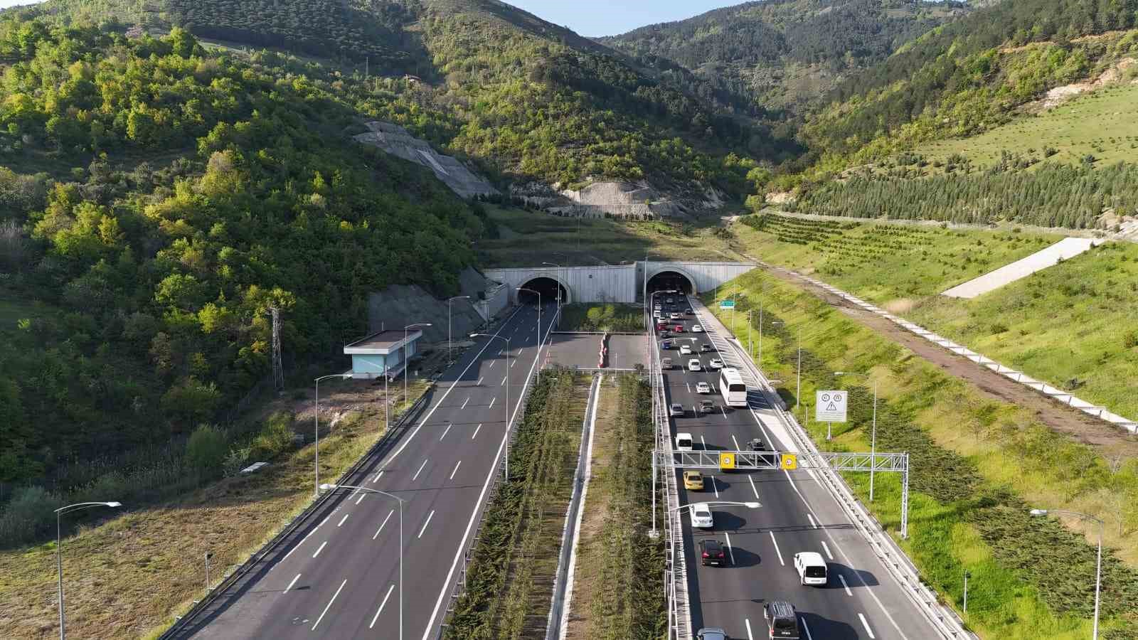bakan uraloglu 1 yilda otoyol ve koprulerden 11 milyar arac gectigini acikladi 1 eDXALhPC
