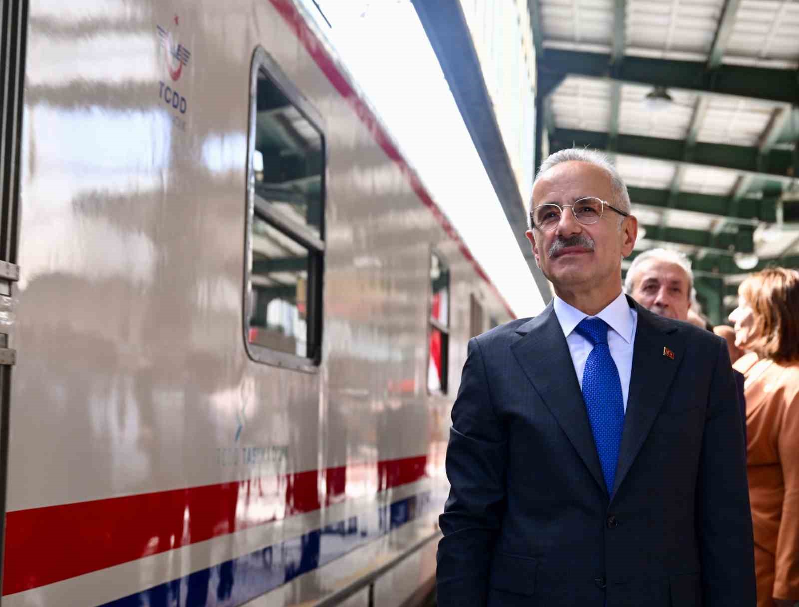 Bakan Uraloğlu: "13 farklı gar ve istasyonda toplam 25 tiyatro oyunu sahnelenecek" 7 bakan uraloglu 13 farkli gar ve istasyonda toplam 25 tiyatro oyunu sahnelenecek 3
