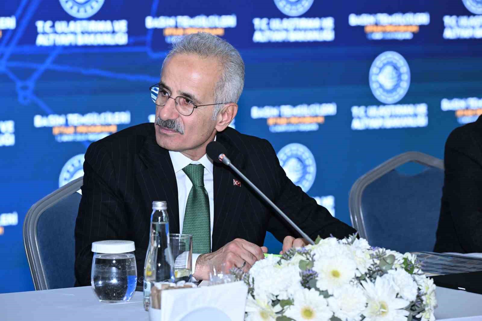 Bakan Uraloğlu: "15 yaş altındaki çocuklarımızın, gençlerimizin sosyal medya platformlarını kullanmasını istemiyoruz" 5 bakan uraloglu 15 yas altindaki cocuklarimizin genclerimizin sosyal medya platformlarini kullanmasini istemiyoruz 1 q3D4e9s3