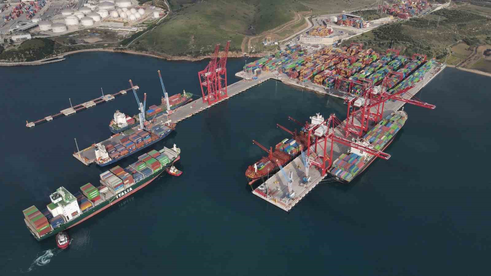 Bakan Uraloğlu: "2025 yılında elleçlenen yük miktarı 553 milyon 268 bin 303 tona ulaştı" 7 bakan uraloglu 2025 yilinda elleclenen yuk miktari 553 milyon 268 bin 303 tona ulasti gf1bXhfL