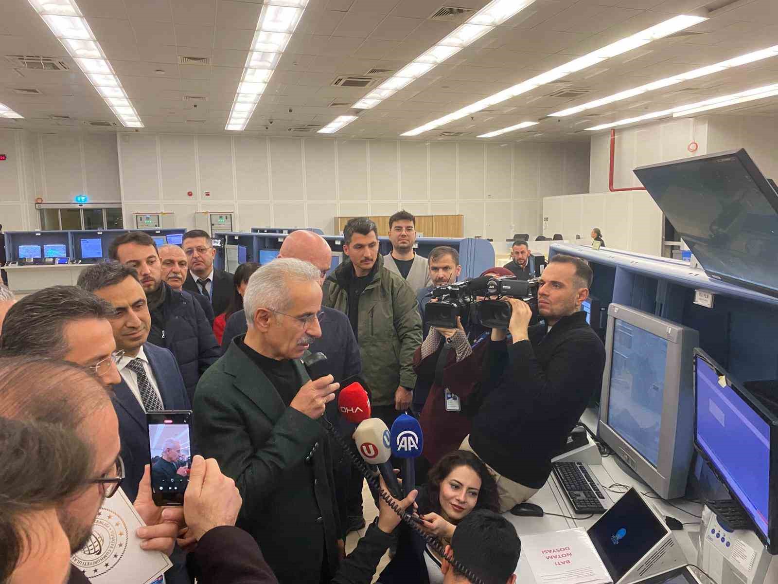 bakan uraloglu 2025 yilinda ust uste 6 kez toplam trafik 8 kez transit ucus L8KkDmrZ