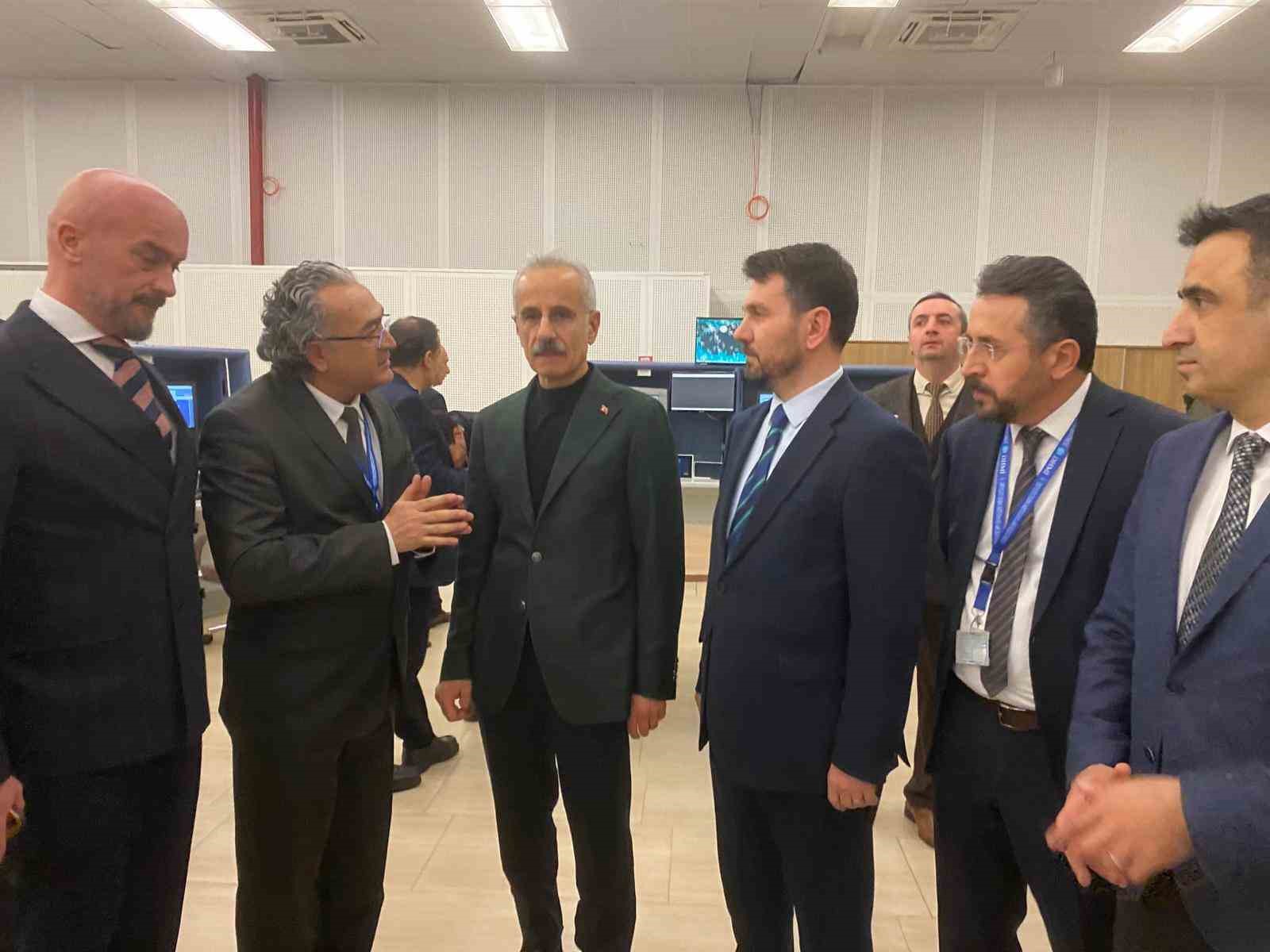 bakan uraloglu 2025 yilinda ust uste 6 kez toplam trafik 8 kez transit ucus Pt1Je88K